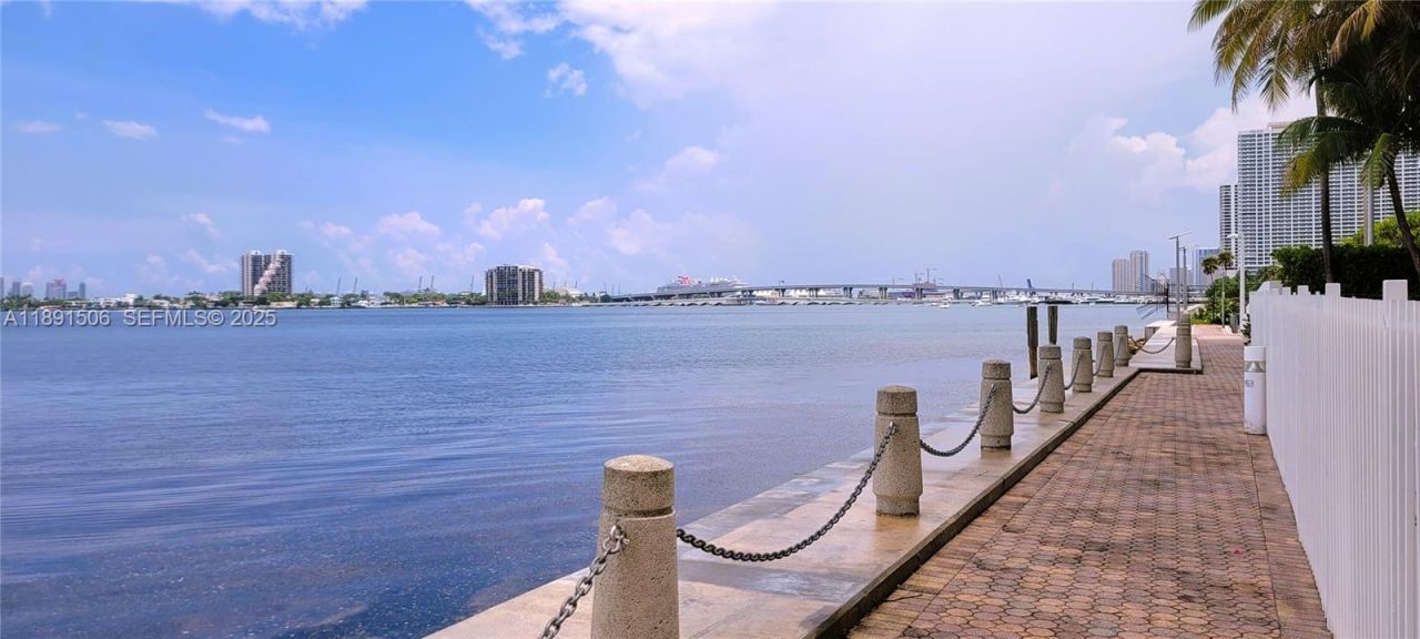 2000 N Bayshore Dr, Unit 907, Miami, FL 33137 Photo