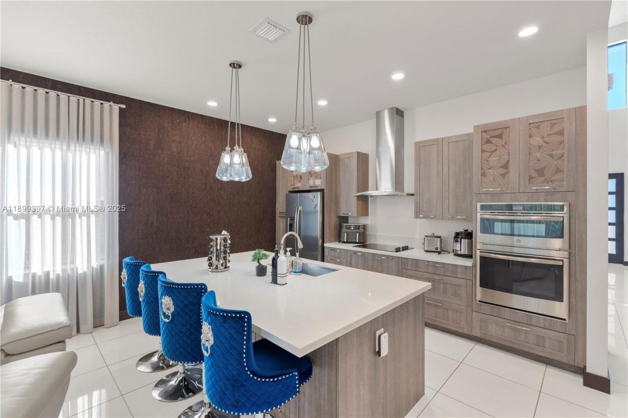 8975 NW 161st Ter, Miami Lakes, FL 33018 Photo