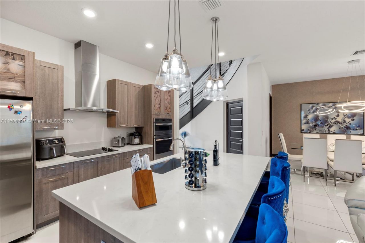 8975 NW 161st Ter, Miami Lakes, FL 33018 Photo