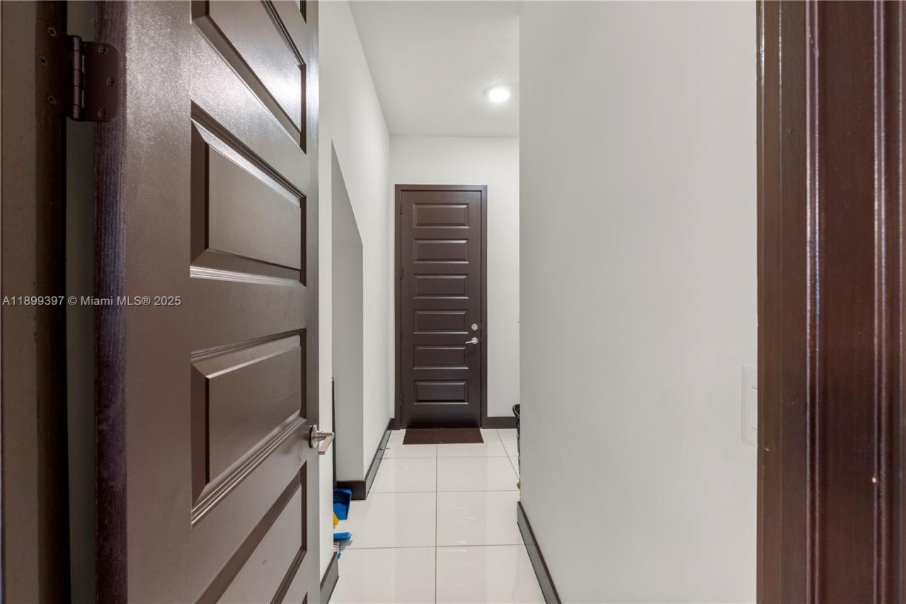 8975 NW 161st Ter, Miami Lakes, FL 33018 Photo