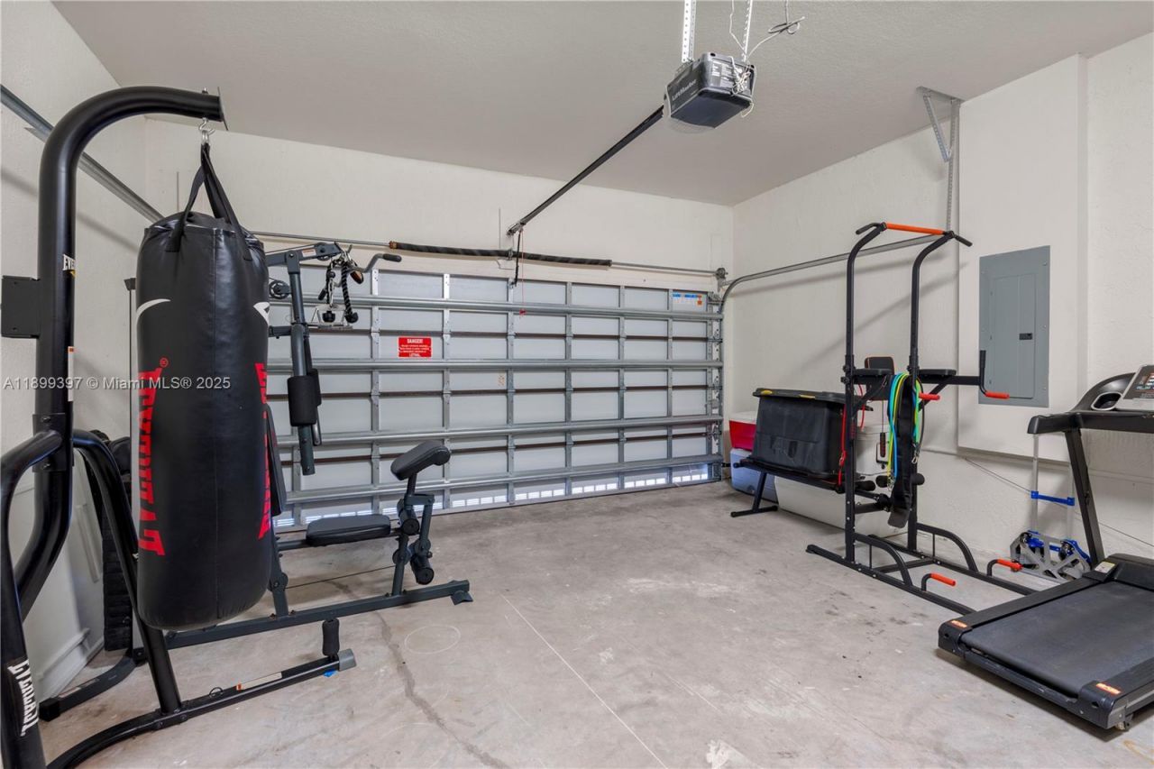 8975 NW 161st Ter, Miami Lakes, FL 33018 Photo