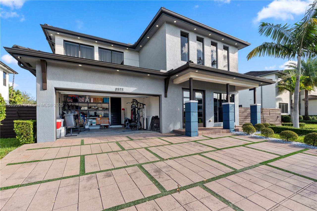 8975 NW 161st Ter, Miami Lakes, FL 33018 Photo