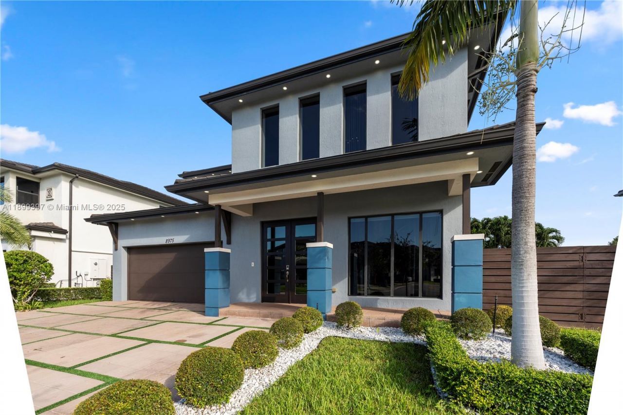 8975 NW 161st Ter, Miami Lakes, FL 33018 Photo