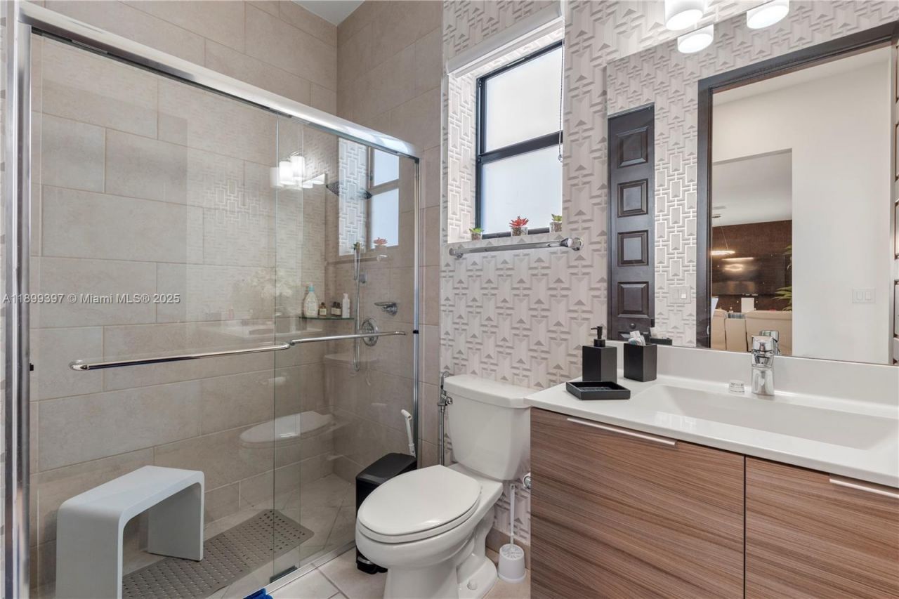 8975 NW 161st Ter, Miami Lakes, FL 33018 Photo