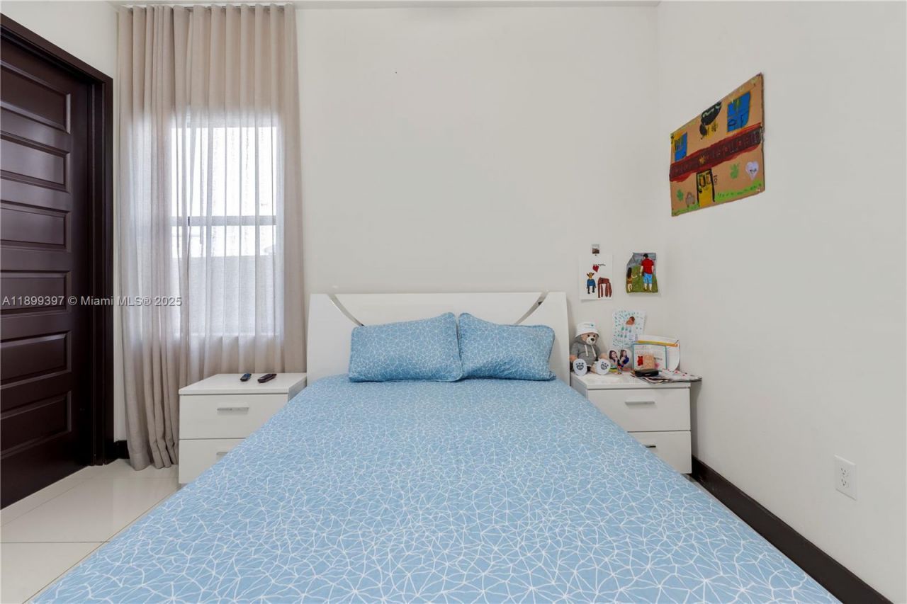 8975 NW 161st Ter, Miami Lakes, FL 33018 Photo