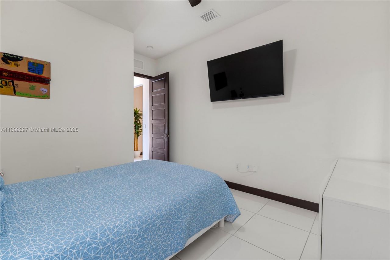 8975 NW 161st Ter, Miami Lakes, FL 33018 Photo