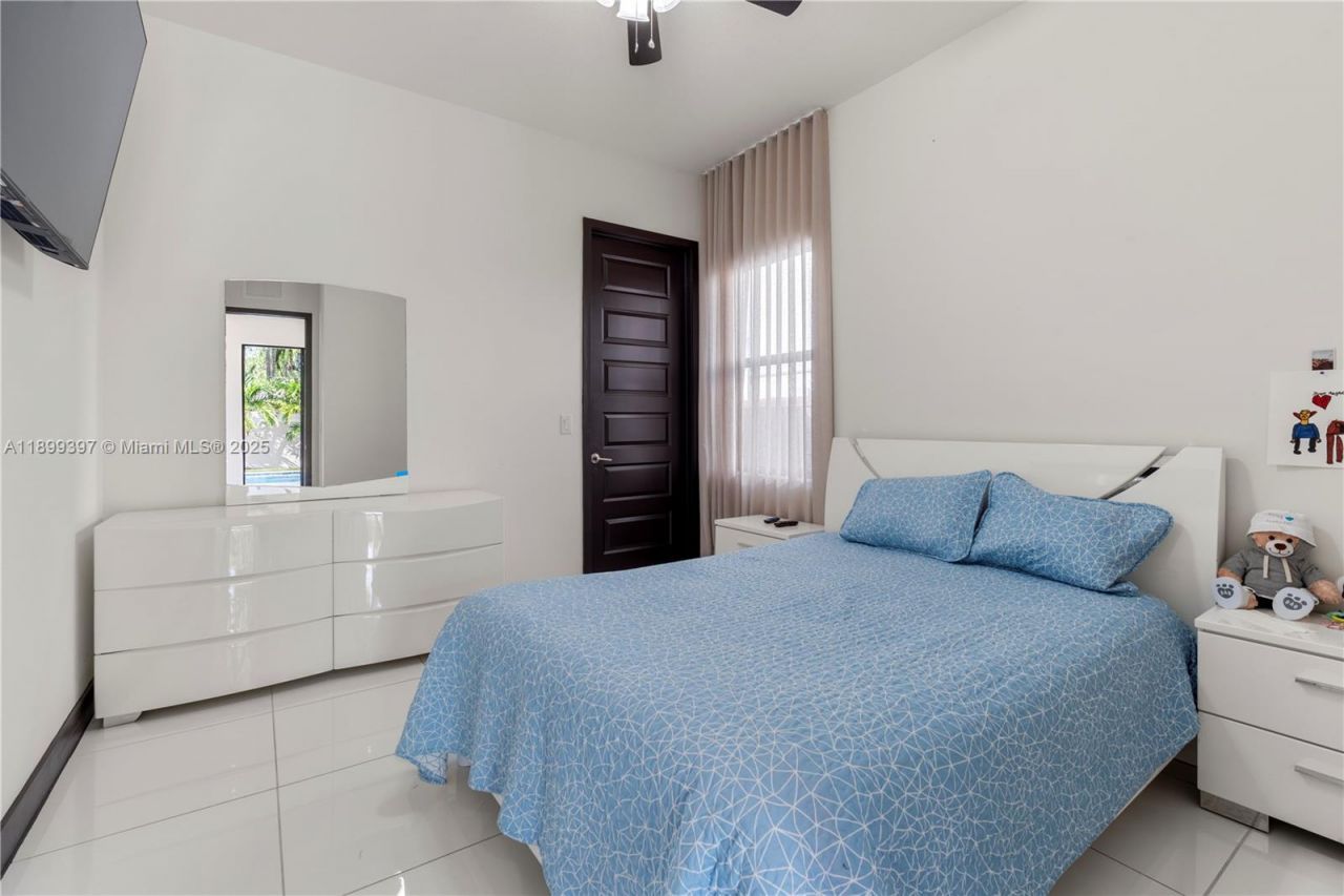 8975 NW 161st Ter, Miami Lakes, FL 33018 Photo