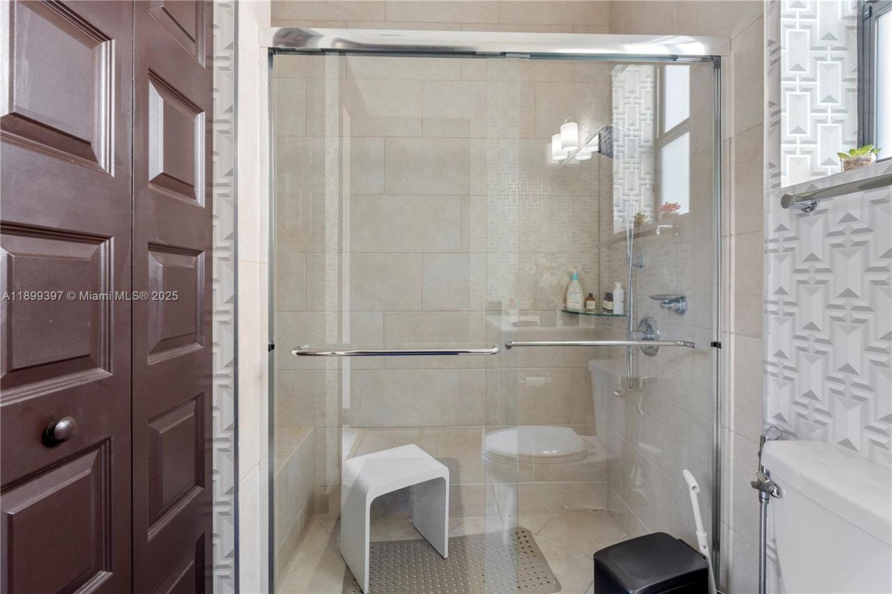 8975 NW 161st Ter, Miami Lakes, FL 33018 Photo