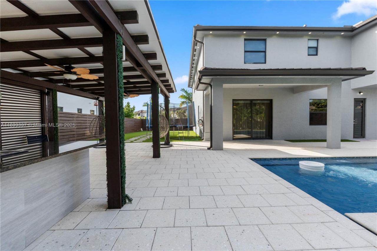 8975 NW 161st Ter, Miami Lakes, FL 33018 Photo