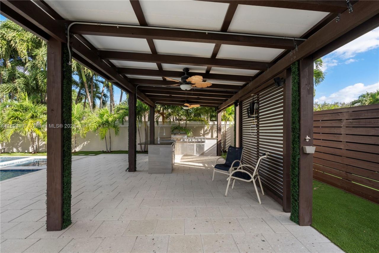 8975 NW 161st Ter, Miami Lakes, FL 33018 Photo