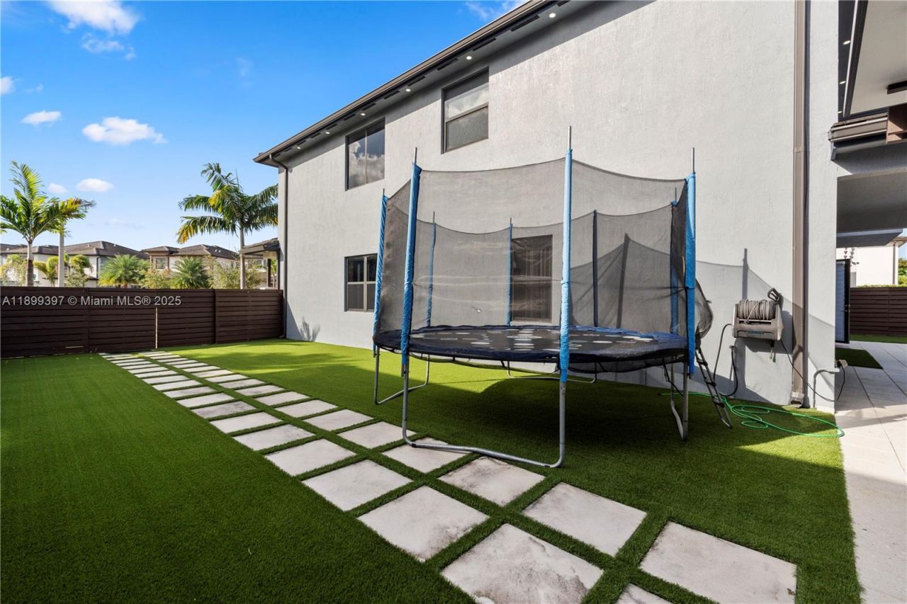 8975 NW 161st Ter, Miami Lakes, FL 33018 Photo