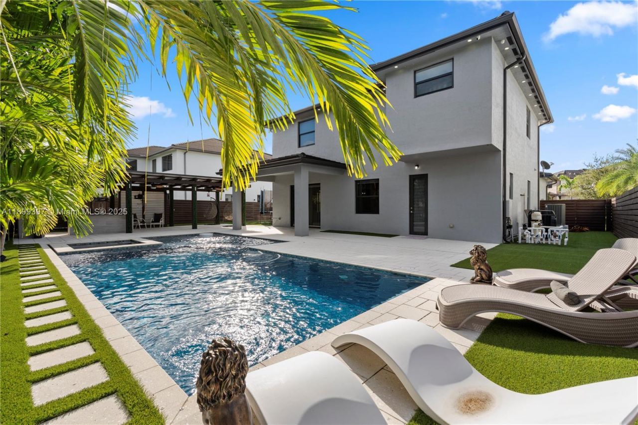 8975 NW 161st Ter, Miami Lakes, FL 33018 Photo