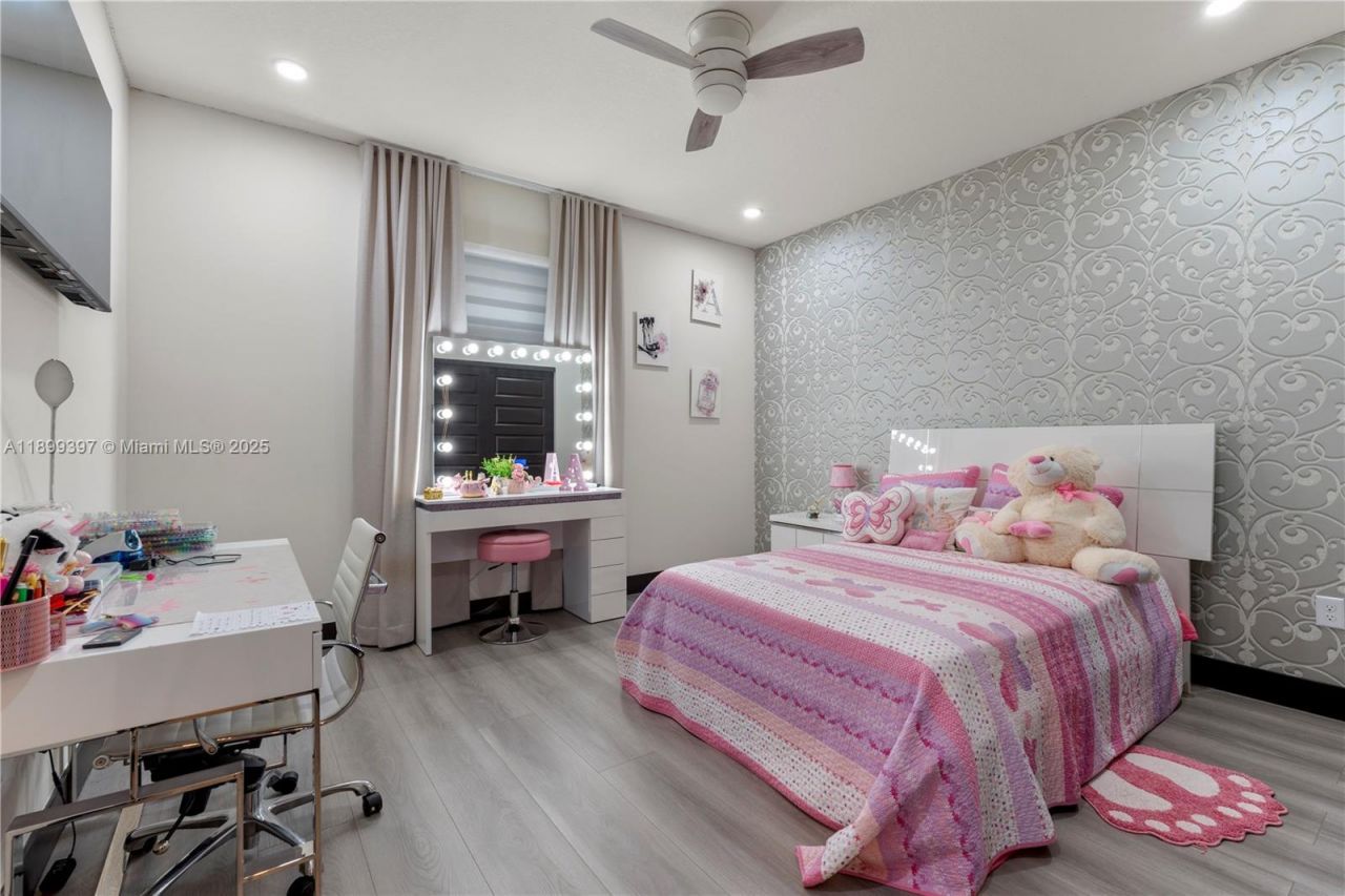 8975 NW 161st Ter, Miami Lakes, FL 33018 Photo