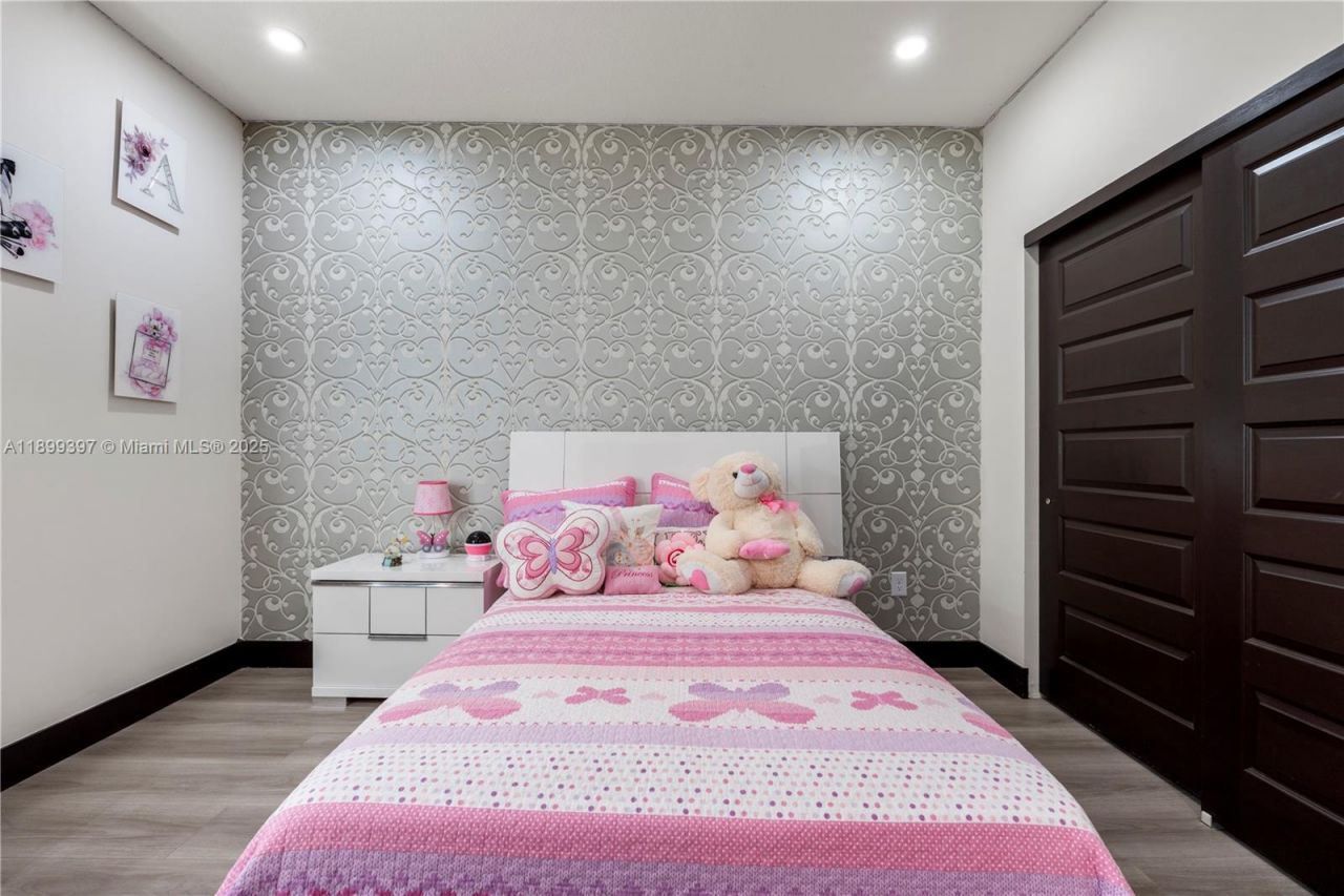 8975 NW 161st Ter, Miami Lakes, FL 33018 Photo