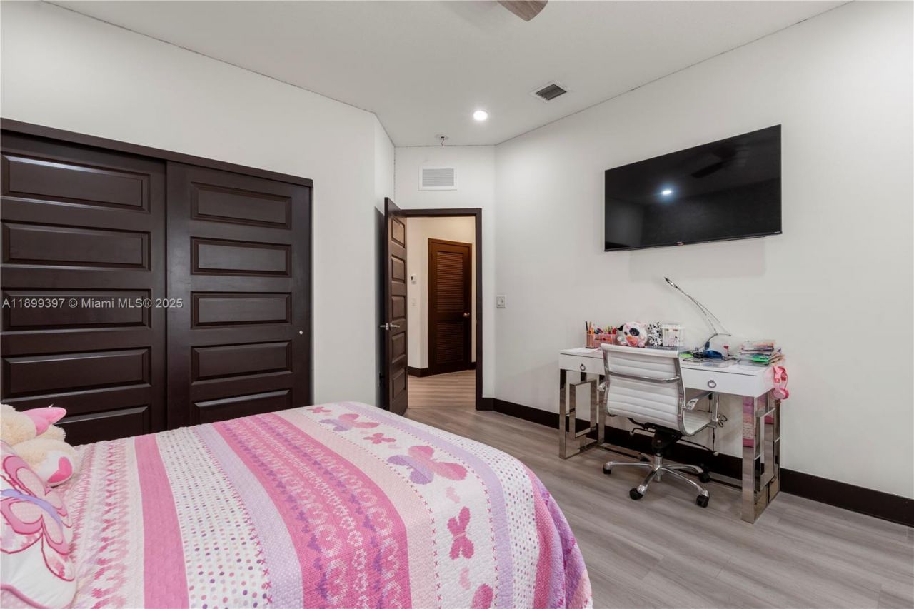 8975 NW 161st Ter, Miami Lakes, FL 33018 Photo