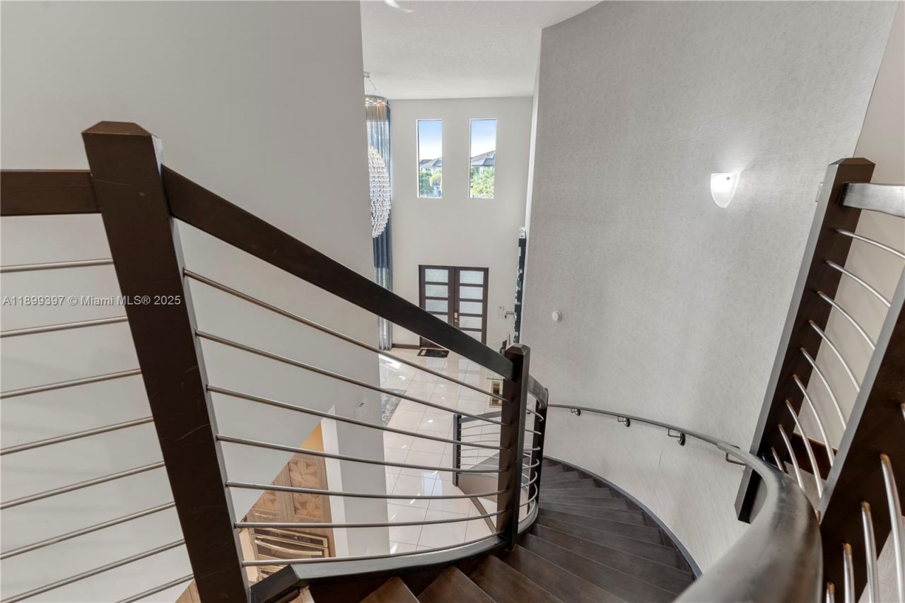 8975 NW 161st Ter, Miami Lakes, FL 33018 Photo