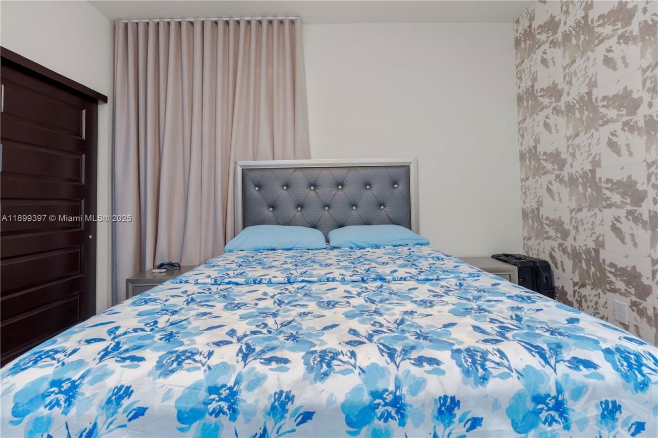 8975 NW 161st Ter, Miami Lakes, FL 33018 Photo