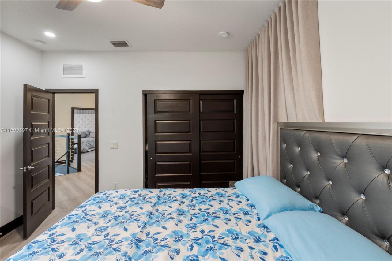 8975 NW 161st Ter, Miami Lakes, FL 33018 Photo