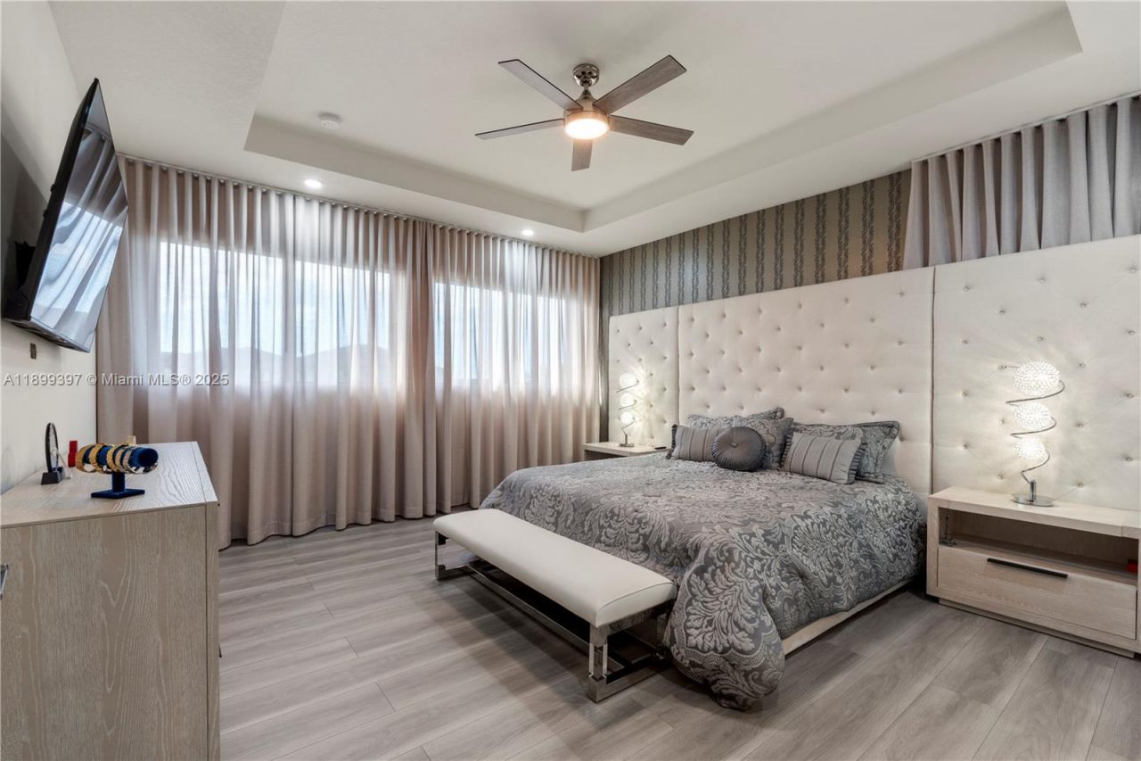 8975 NW 161st Ter, Miami Lakes, FL 33018 Photo