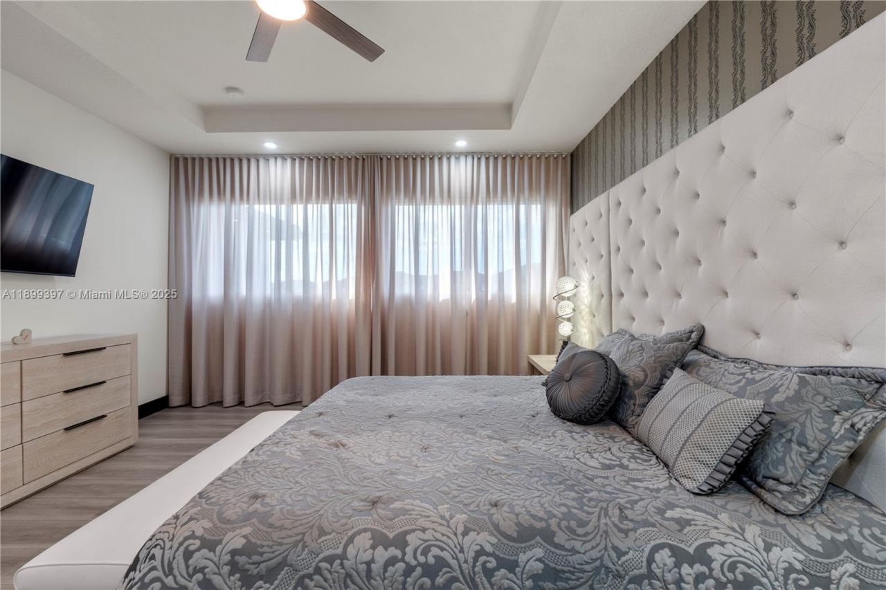 8975 NW 161st Ter, Miami Lakes, FL 33018 Photo