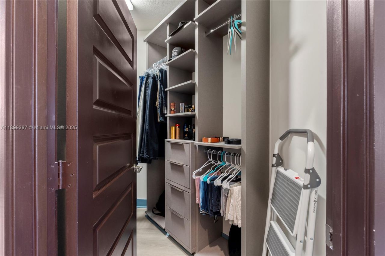 8975 NW 161st Ter, Miami Lakes, FL 33018 Photo