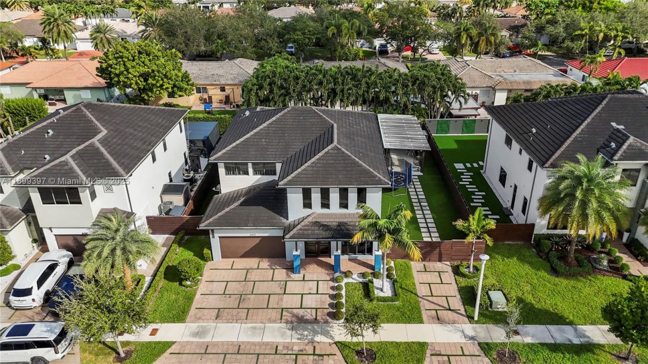 8975 NW 161st Ter, Miami Lakes, FL 33018 Photo