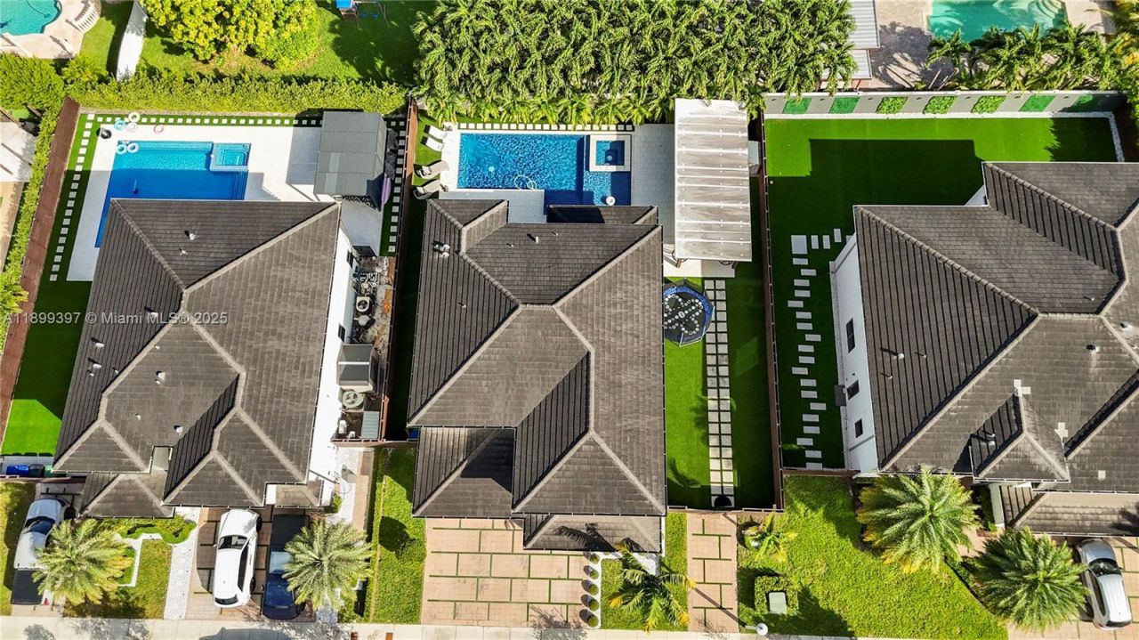 8975 NW 161st Ter, Miami Lakes, FL 33018 Photo