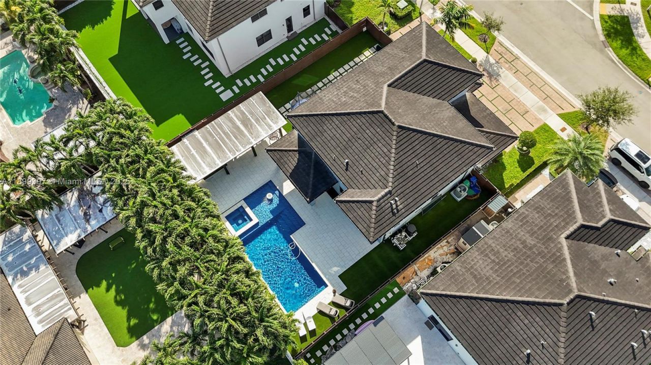 8975 NW 161st Ter, Miami Lakes, FL 33018 Photo