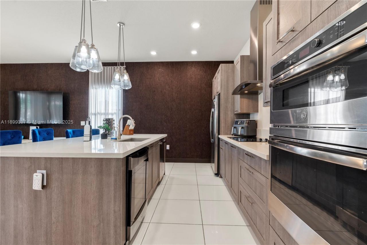 8975 NW 161st Ter, Miami Lakes, FL 33018 Photo