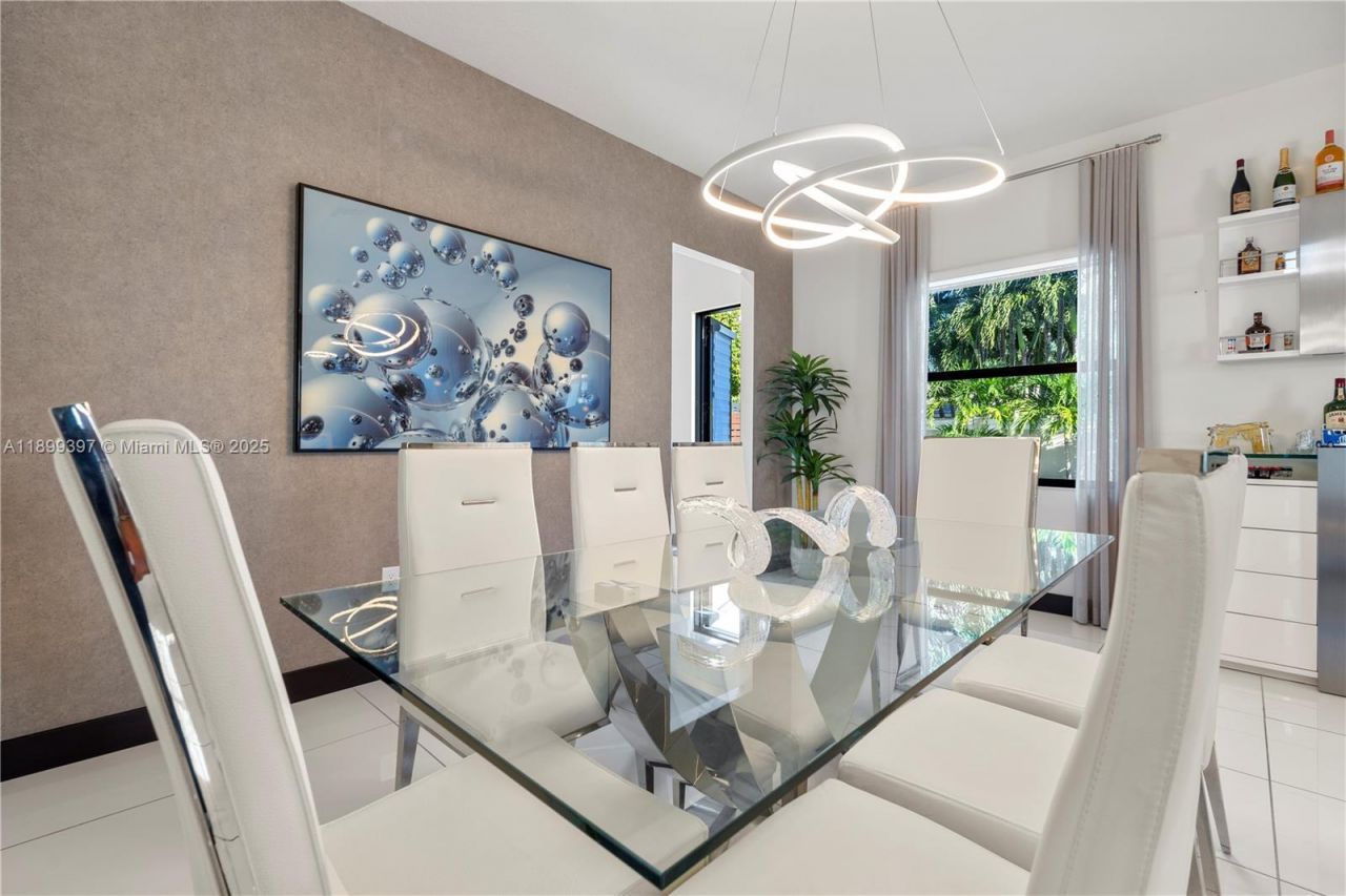 8975 NW 161st Ter, Miami Lakes, FL 33018 Photo