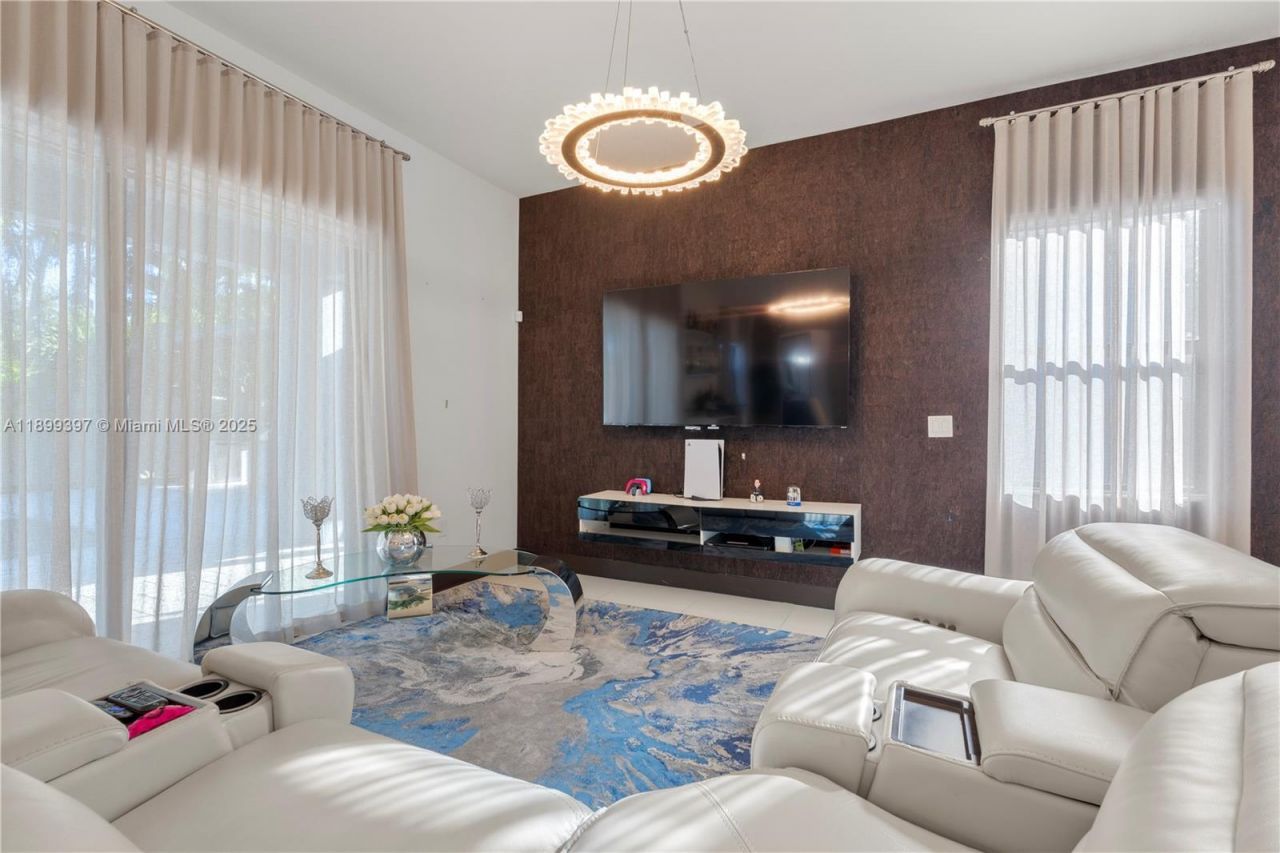 8975 NW 161st Ter, Miami Lakes, FL 33018 Photo