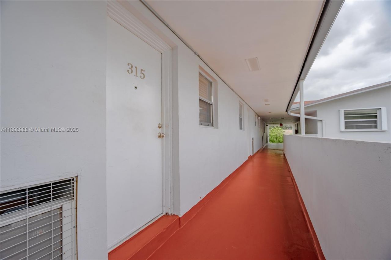 120 Royal Palm Rd, Unit 315, Hialeah Gardens, FL 33016 Photo