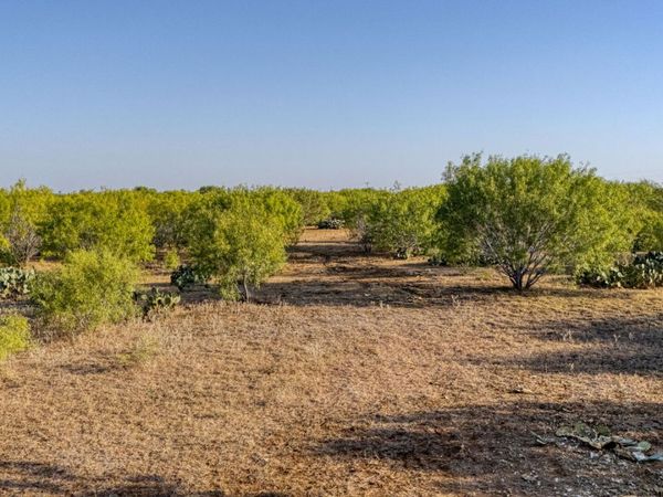 2 CR 331 E, Jourdanton, TX 78026