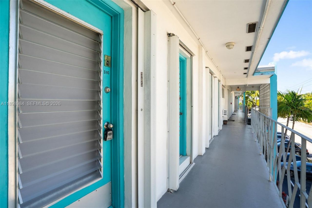 2500 Diana Dr, Unit 305, Hallandale Beach, FL 33009 Photo