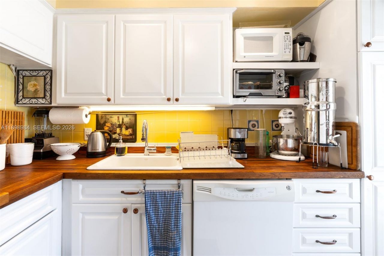 2500 Diana Dr, Unit 305, Hallandale Beach, FL 33009 Photo