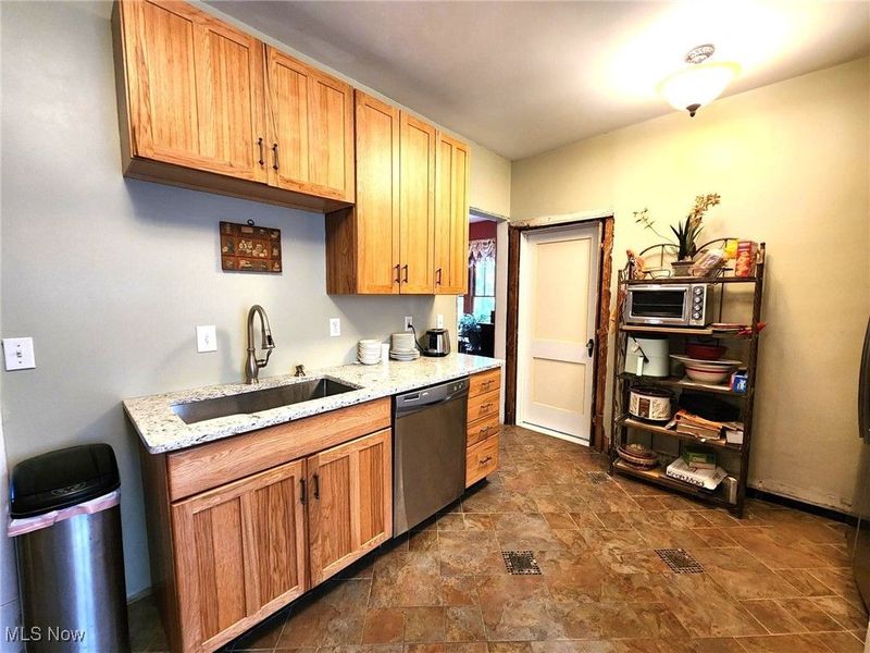 425 West Avenue, Elyria, OH 44035 Photo 10