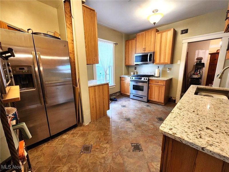 425 West Avenue, Elyria, OH 44035 Photo 9