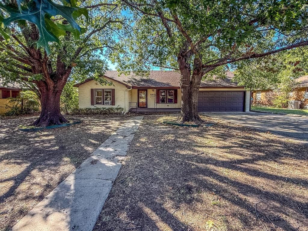 1305 Hillcrest Boulevard, Gainesville, TX 76240 Main Photo