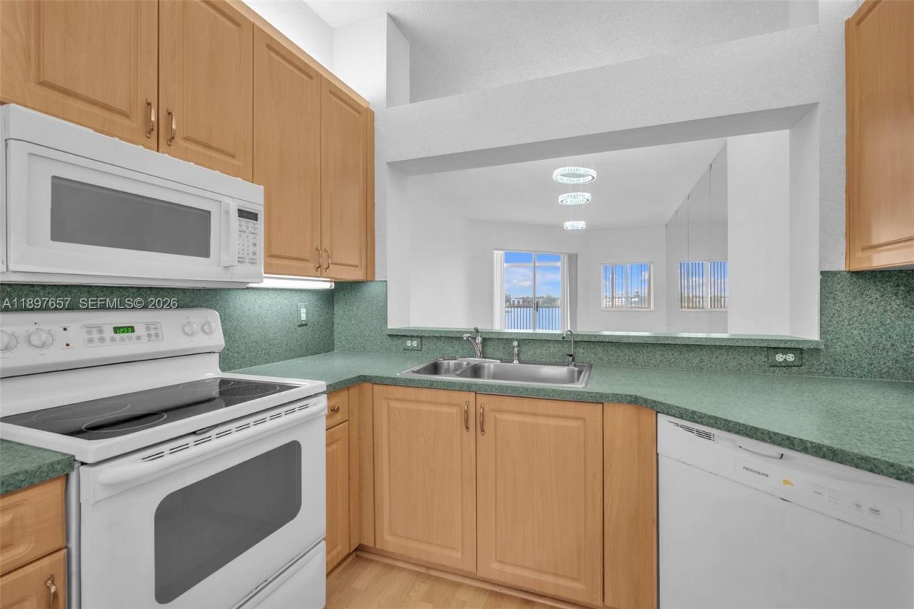 7486 Granville Dr, Unit 410, Tamarac, FL 33321 Photo