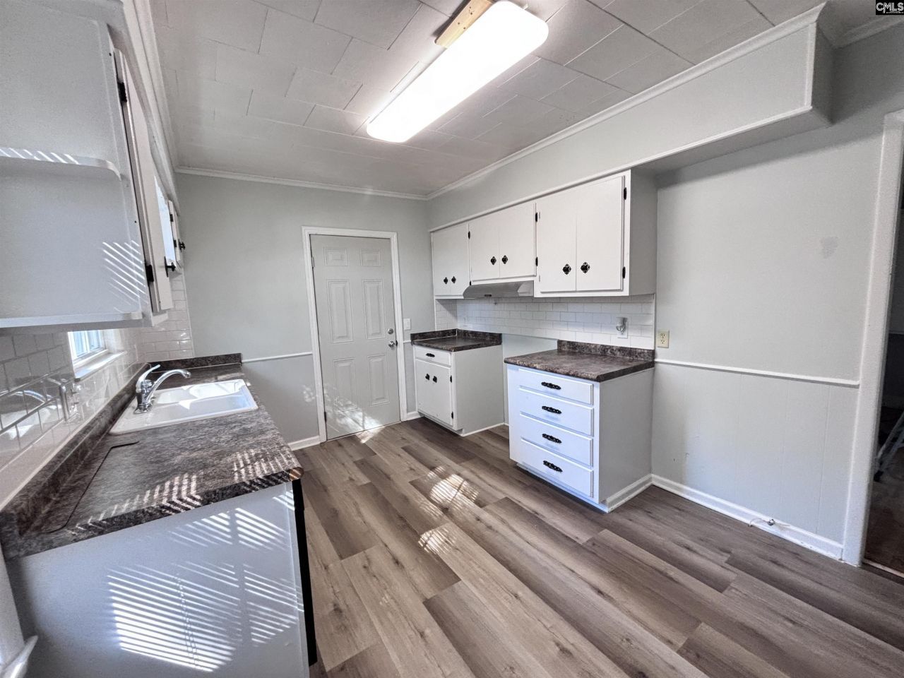 5225 Two Notch Road Photo 4