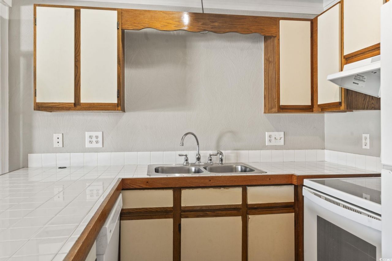 1880 Colony Dr. Photo 8