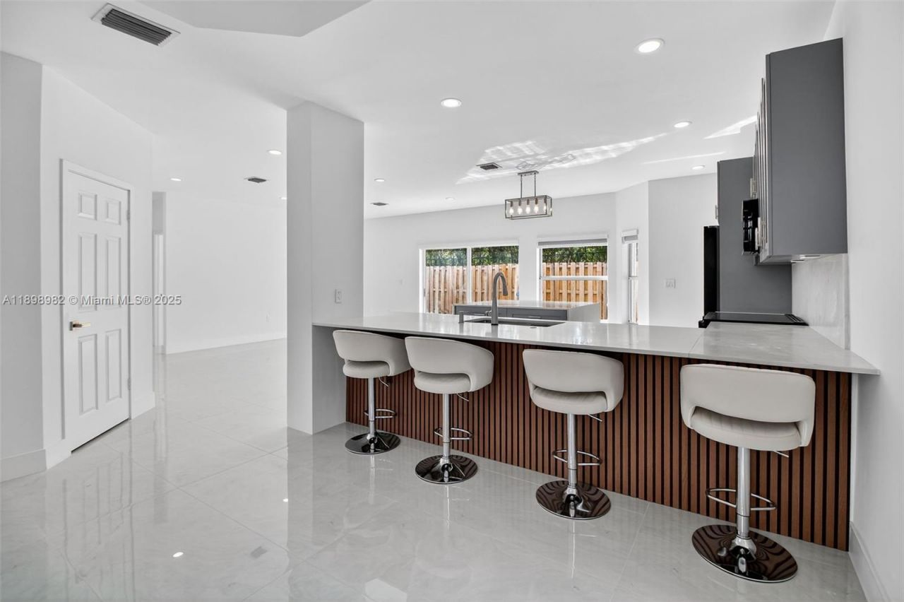 11244 NW 58th Ter, Doral, FL 33178 Photo