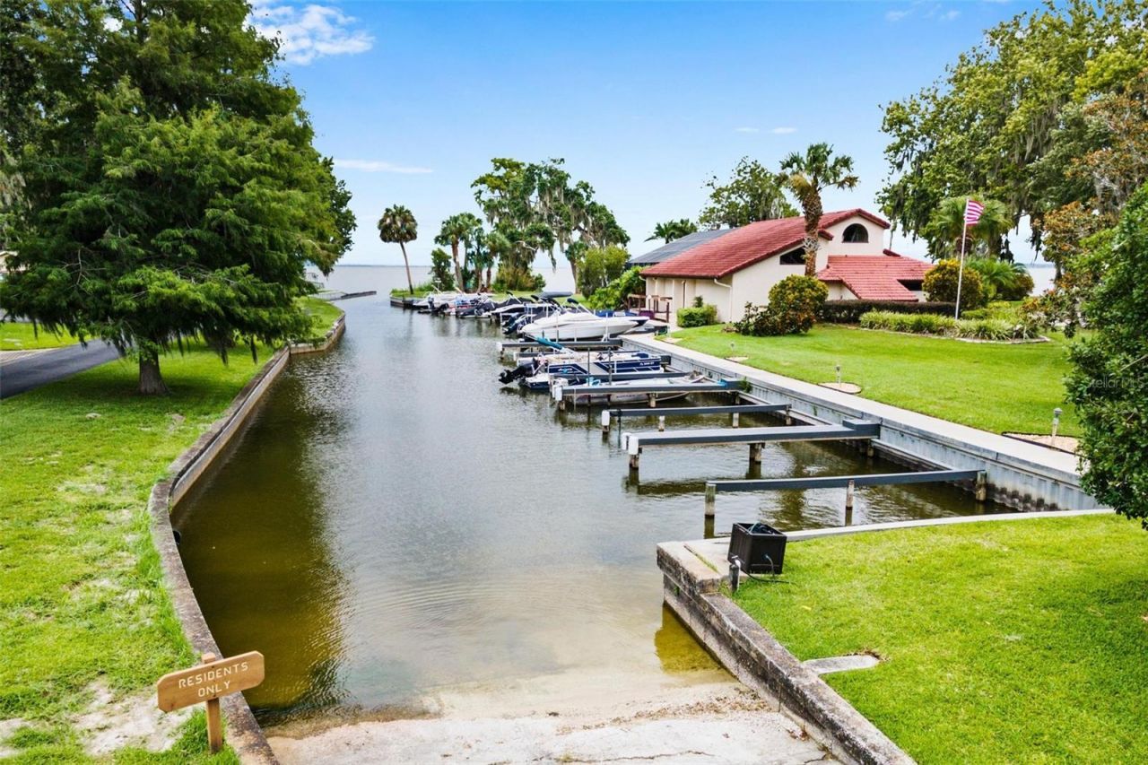 401 Clusterwood Drive, Yalaha, FL 34797 Photo