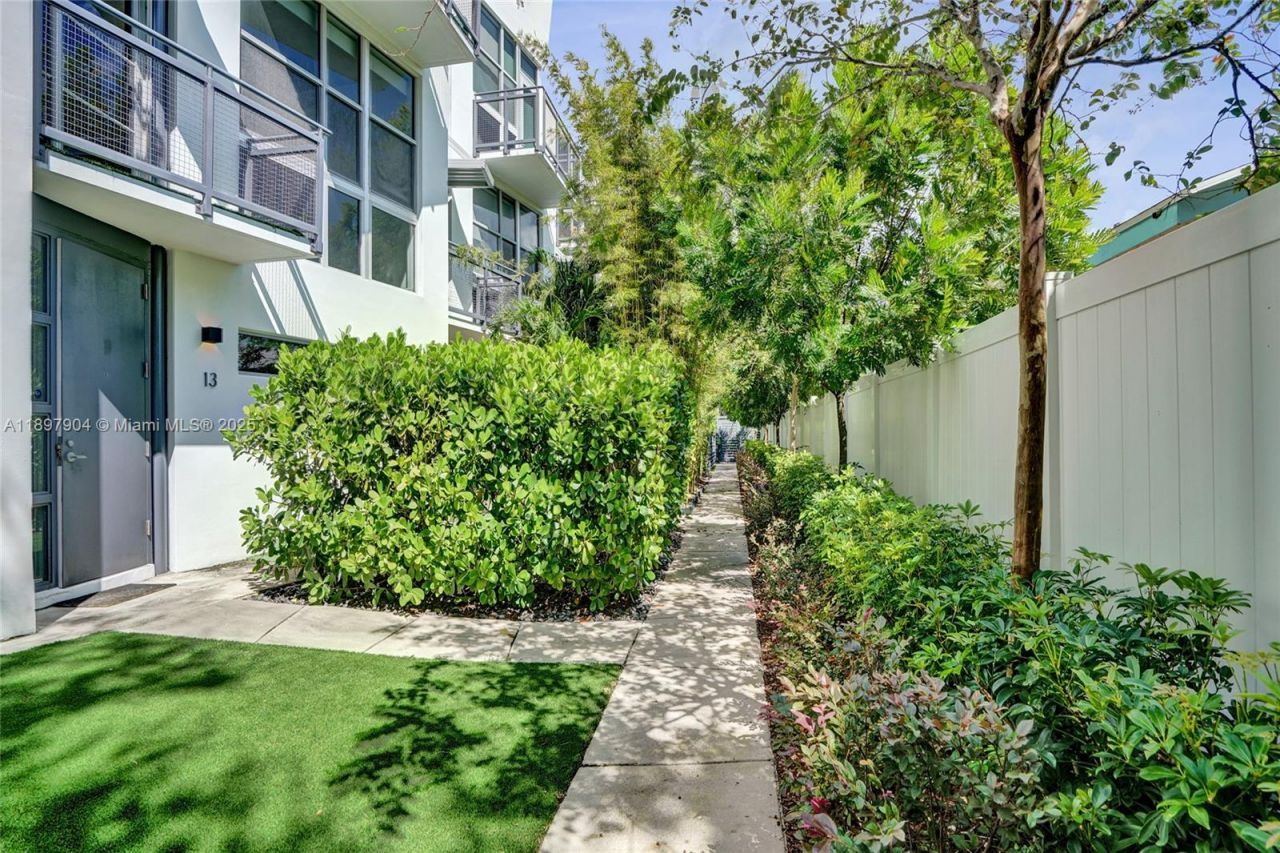716 SE 12th St, Unit 13, Fort Lauderdale, FL 33316 Photo
