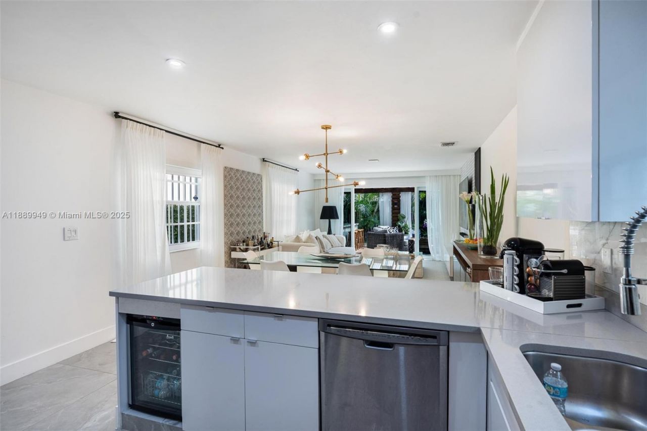 2752 SW 11th St, Miami, FL 33135 Photo