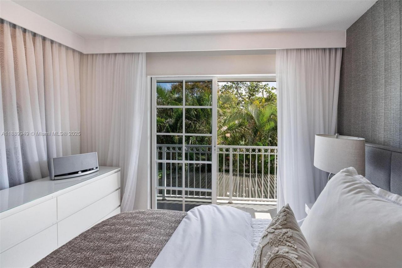 2752 SW 11th St, Miami, FL 33135 Photo