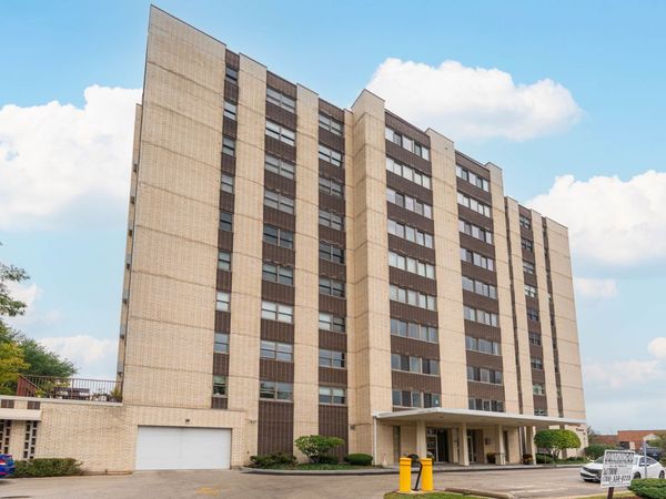 141 N La Grange Road, Unit 601, La Grange, IL 60525