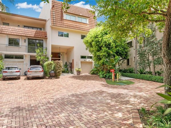 6100 Paradise Point Dr, Palmetto Bay, FL 33157