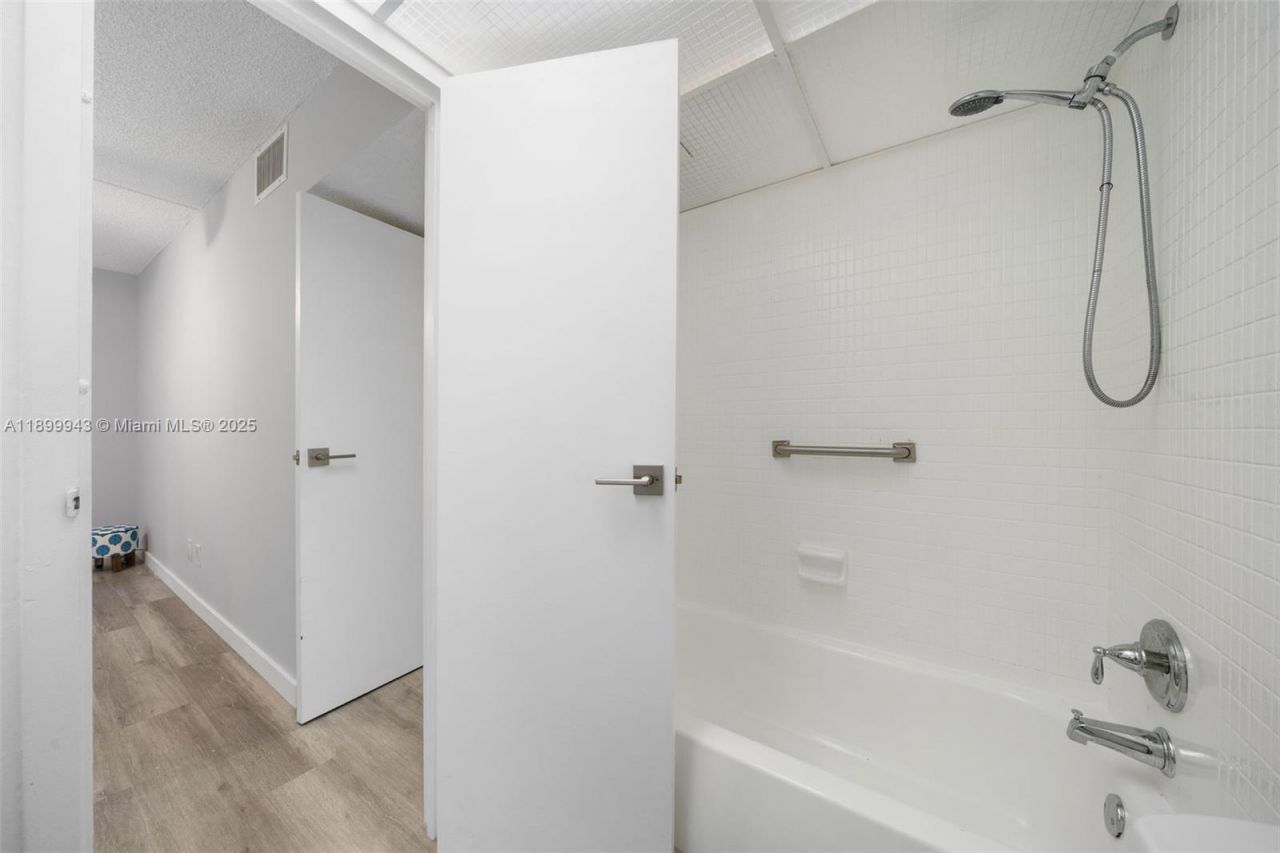 210 172nd St, Unit 128, Sunny Isles Beach, FL 33160 Photo