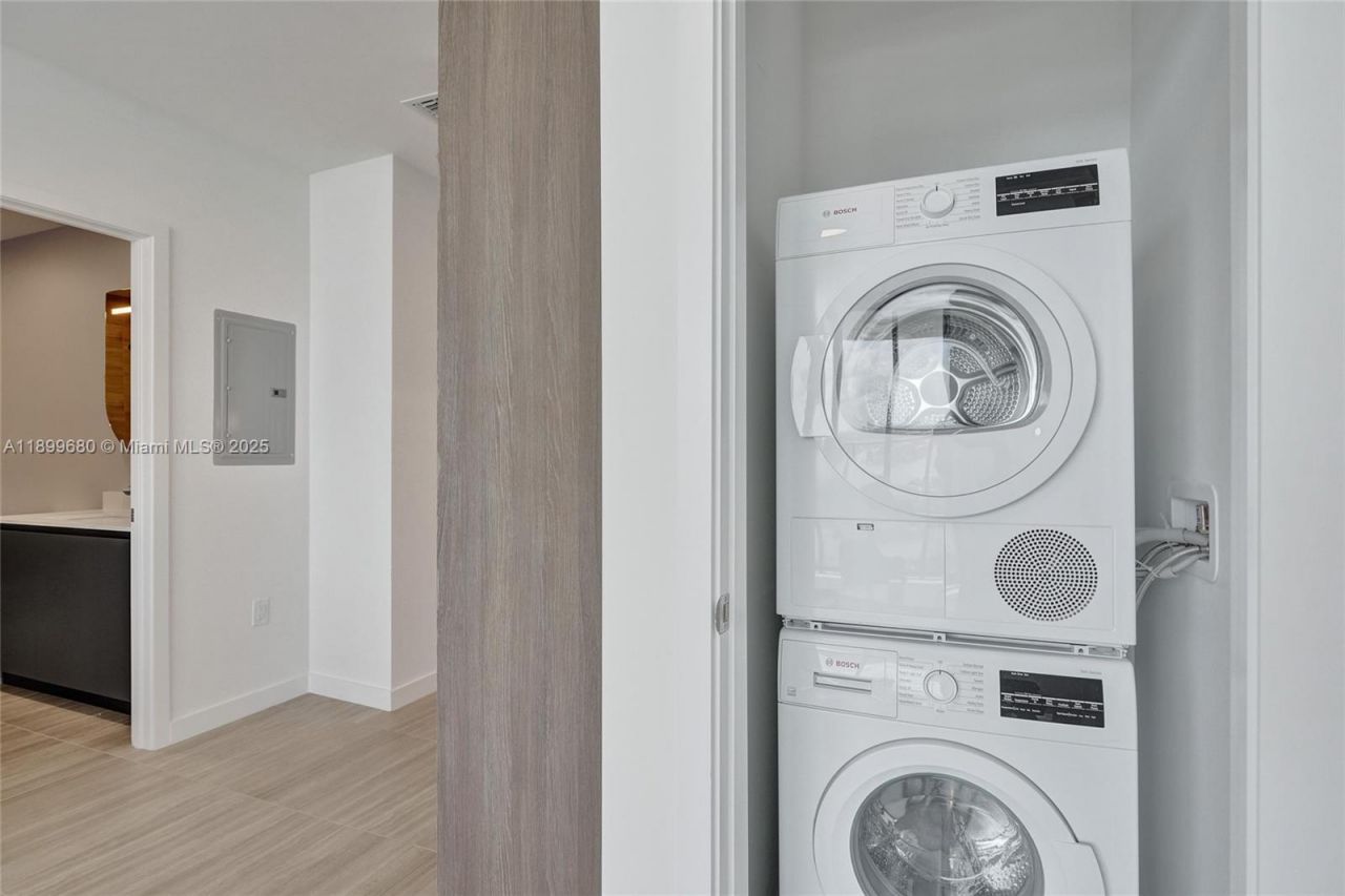 580 72nd Street, Unit 1808, Miami Beach, FL 33141 Photo